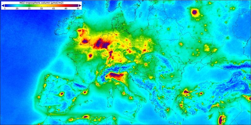 Илюстрация на замърсяването на въздуха над Европа с азотен диоксид, направена въз основа на измервания, събрани от спътника Sentinel-5P между април 2018 г. и март 2019 г.

