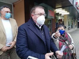 Проф. Костадин Ангелов отговаря на журналисти след посещение в болницата в Шумен.