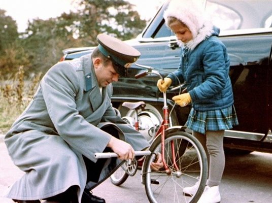 Юри Гагарин помпа гумата на велосипеда на  дъщеря си Галя.