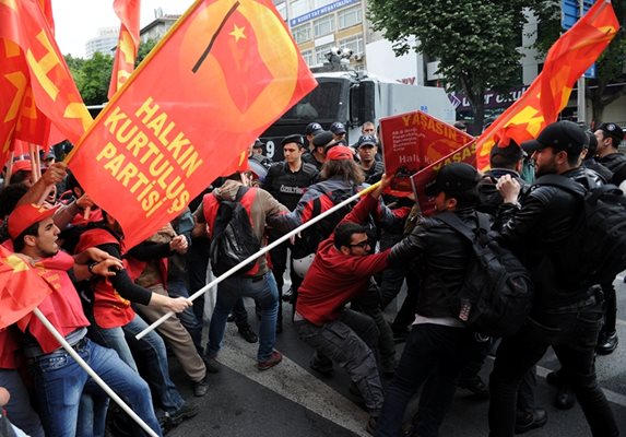 Протестиращи и полицаи се бият на демонстрация в Истанбул навръх 1 май.