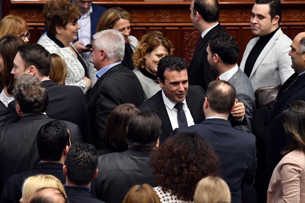Maкедонският премиер Зоран Заев се поздравява с колегите си в парламента след гласуването на промяната на името на Македония  СНИМКА: Ройтерс
