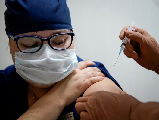 Медик, на когото поставят ваксината "Спутник V" в болница в град Твер, Русия
СНИМКА: Ройтерс
