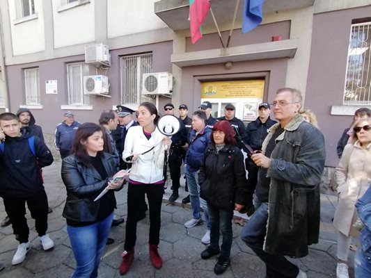 Близо 200  човека се събраха пред сградата на РЗИ Бургас, за да протестират срещу зеления сертификат и ваксините. Снимки:Елена Фотева