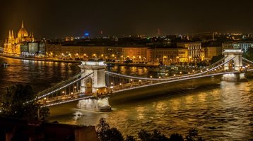 Протестиращи блокираха мост в Будапеща в подкрепа на учителите, стачкуващи за по-високи доходи