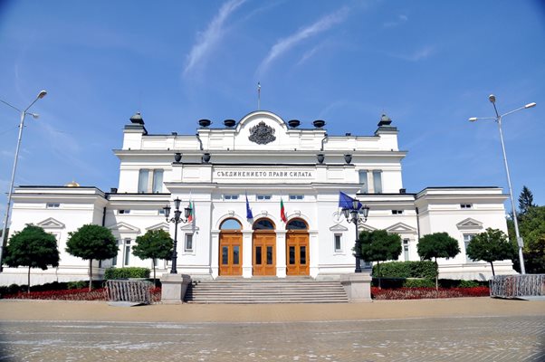 Сградата на парламента на площад “Народно събрание”.