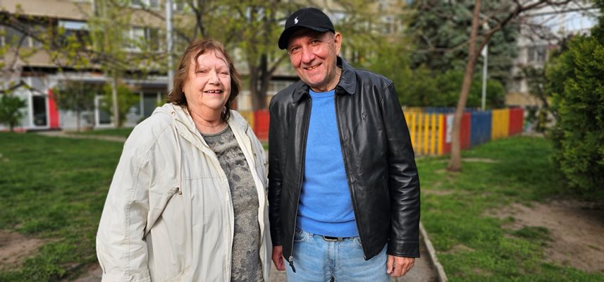 Величка Маркова и Емил Бонев в градинката пред блока на Лита. СНИМКА: НАЙДЕН ТОДОРОВ