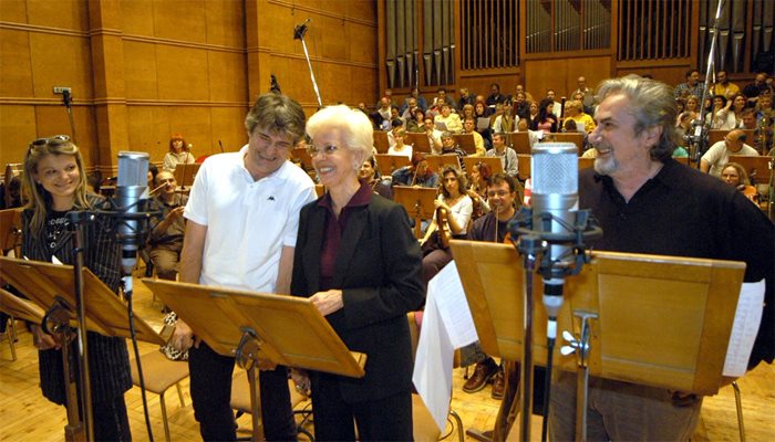 На 30 септември 2004 г. в студио 1 на БНР Никола Гюзелев, Райна Кабаиванска, Орлин Горанов и Роберта правят дигитален запис на химна. 

СНИМКА: ПИЕР ПЕТРОВ