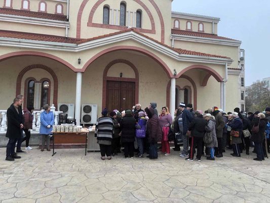 Хората останаха доволни, че традицията в "Тракия" се спазва.