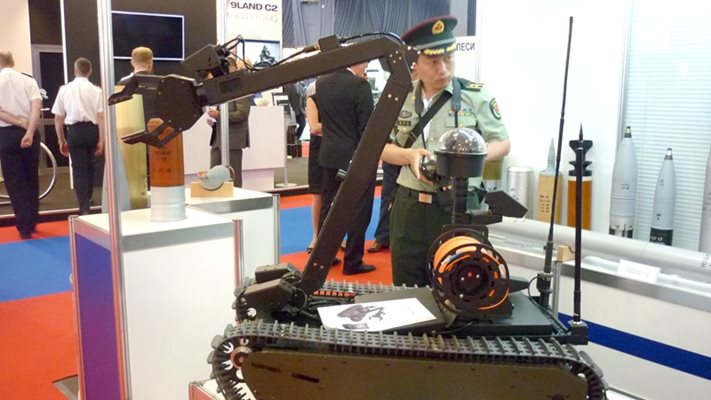 Робот за обезвреждане на бомби бе сред любопитните експонати на последното оръжейно изложение “Хемус 2014”.