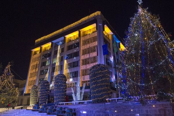 Тази година елхата пред кметството в Стара Загора е висока 15 м, тя бе докарана от общински разсадник. Коледните светлини бяха запалени на 6 декември - Никулден.