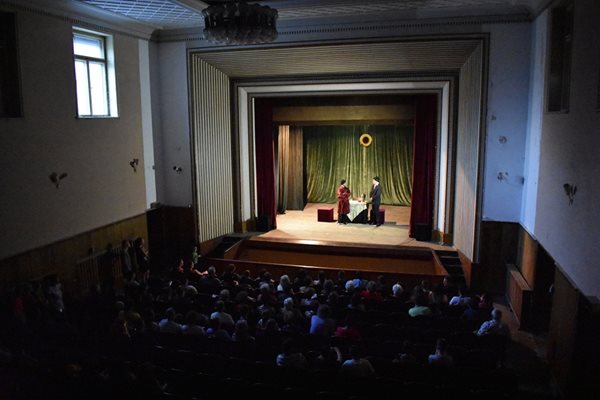 Театралната постановка тази година събира 140 души публика.