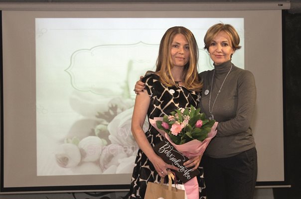 Гергана Паси връчва отличието на Люба Златкова – Буболинката
