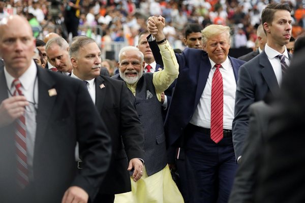 Президентът на САЩ Доналд Тръмп и индийският премиер Нарендра Моди се срещнаха на стадион в щата Тексас СНИМКА: РОЙТЕРС