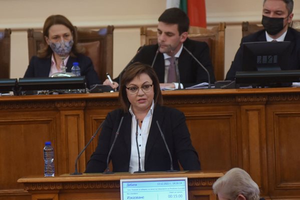 Корнелия Нинова на парламентарната трибуна днес. Снимка ВЕЛИСЛАВ НИКОЛОВ