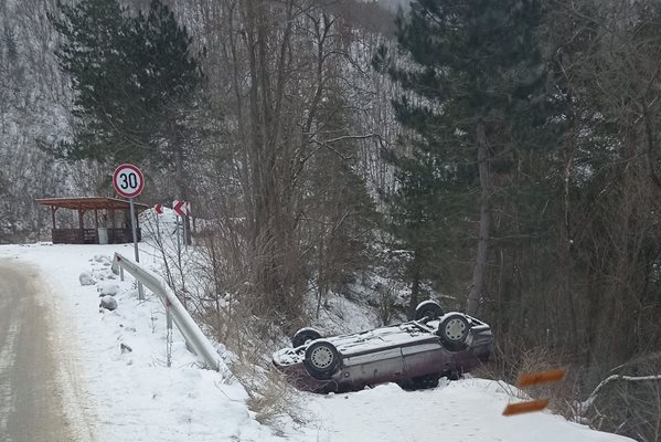 Колата се е спряла преди да тръгне към пропастта.
Снимка: Фейсбук на Митака Кабаков