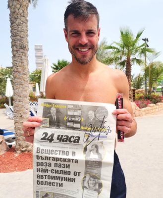 Капитанът на "Челси" Сесар Аспиликуета позира с вестник "24 часа". СНИМКА: Личен архив