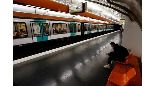 ЗЛОВЕЩО: 19-годишната Осеан се хвърли под мотрисата на метрото на станция в покрайнините на Париж.  СНИМКА:РОЙТЕРС