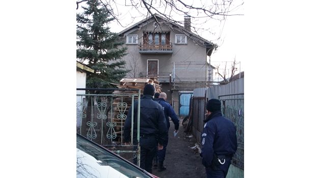Росен Ангелов убил семейството в тази къща.  СНИМКА: ДЕСИ КУЛЕЛИЕВА