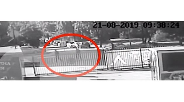 Запис от охранителна камера показва как двама души тичат от мястото на побоя пред бариерата за входа към “Герена” на “Тодорини кукли”, пресичат на отсрещния тротоар, качват се на паркиран там автомобил, правят ляв завой и отпрашват.  КАДЪР: bTV