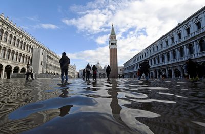Кметът на Венеция: Градът ни е на колене, наводненията са разрушителни от 50 г. насам (Видео, снимки)