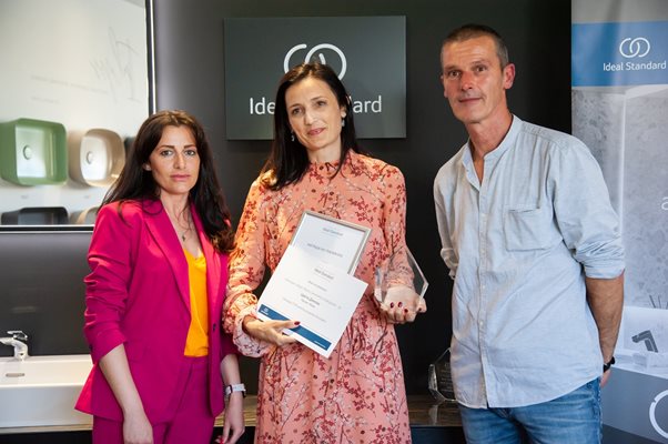 Наградата за проект “Мома” с автор Цвета Димова бе получена от нейната сестра (в средата)
