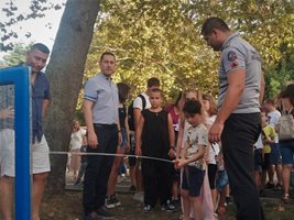 Комисар Николаев /в ляво/ се включи в демонстрациите пред Пантеона в Морската градина. Снимки: 24 часа