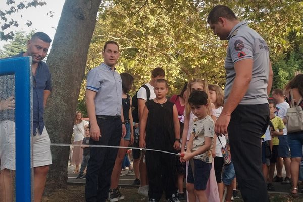 Комисар Николаев /в ляво/ се включи в демонстрациите пред Пантеона в Морската градина. Снимки: 24 часа