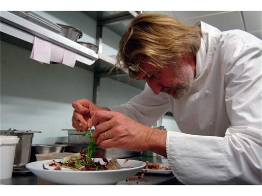 Френски готвач изпипва детайлите по ястието, което е приготвил. Във Франция кулинарията е призната за национално богатство.
СНИМКА: РОЙТЕРС