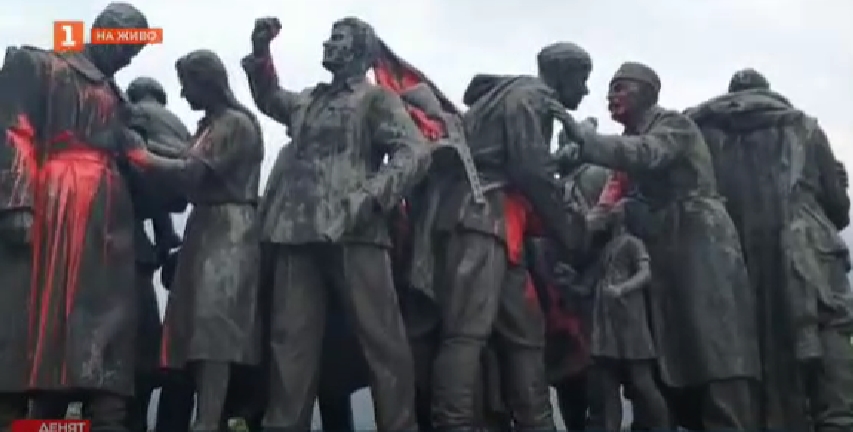 Отново заляха с червена боя Паметника на Съветската армия в София