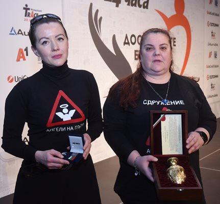 Петя Иванова и Нинела Върбанова от "Ангелите на пътя" първи разплакаха публиката.