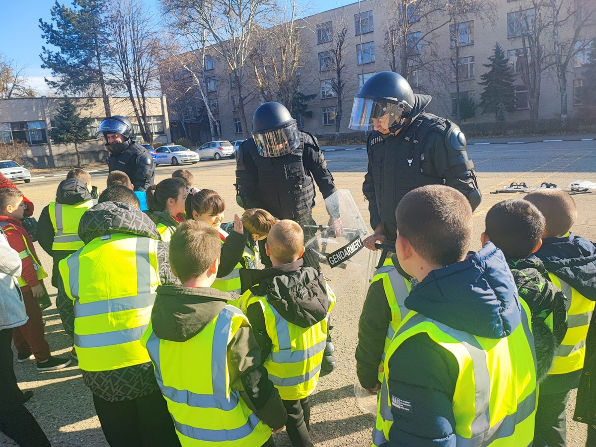 Антитерористи показаха в Пазарджик как се овладяват безредици