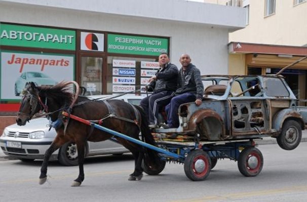 Роми тунинговаха каруца с шаси на трабант