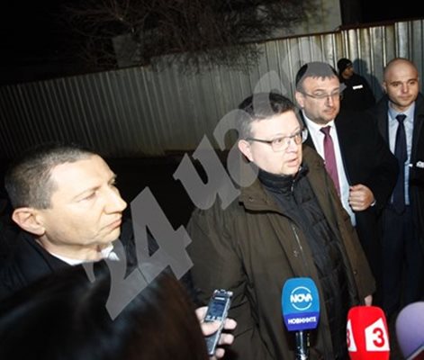 Цацаров дава изявление пред журналистите. Снимка ЙОРДАН СИМЕОНОВ
