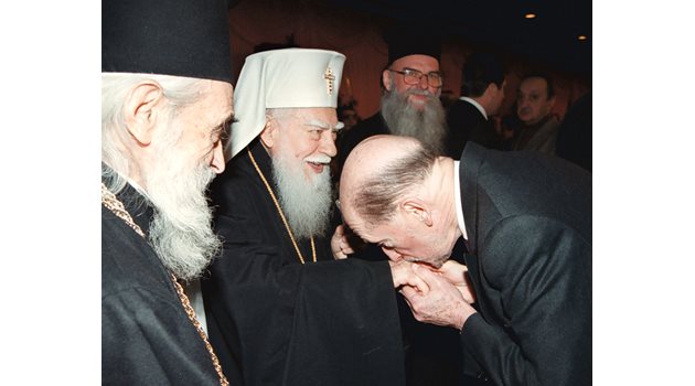 2003 г. Симеон II целува ръка на патриарх Максим.
