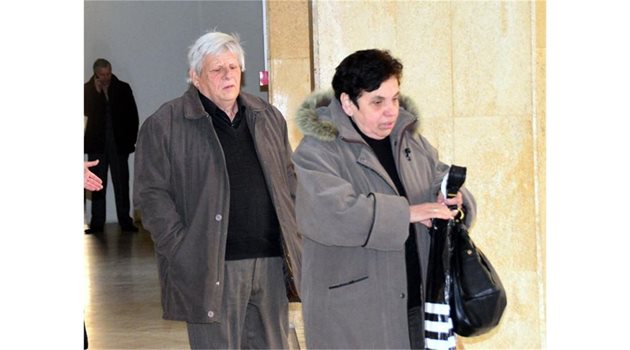 Родителите на Стоянов отиват към съдебната зала.