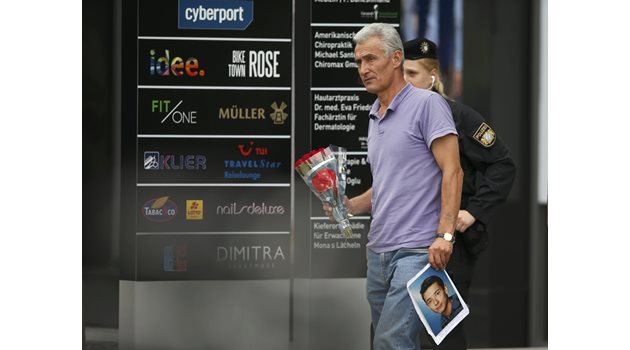 Баща показва снимката на сина си, загинал при стрелбата в Мюнхен.