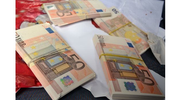 Повечето фалшиви банкноти били от 50 евро и 100 долара.