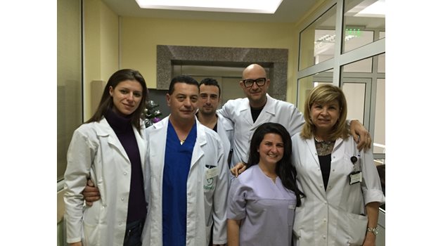 Доц. Димитър Марков заедно с колегите си от съдова хирургия.