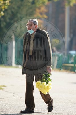 Иво Хаджимишев дойде с жълти цветя
