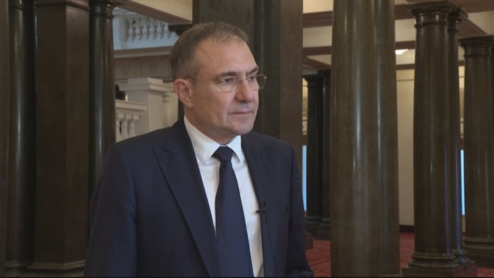 БСП иска решение на парламента за руските дипломати