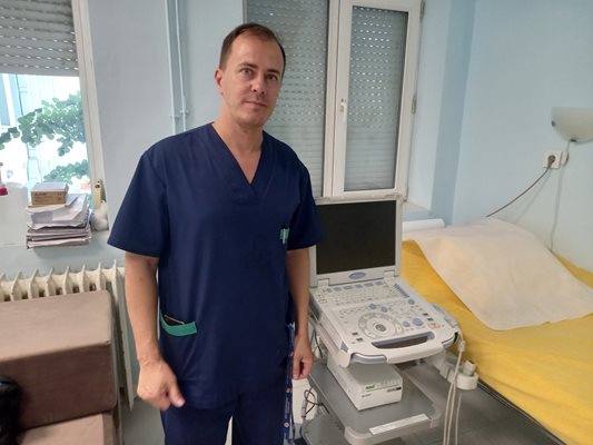 Д-р Николай Димитров показва модерен апарат в отделението по вътрешни болести