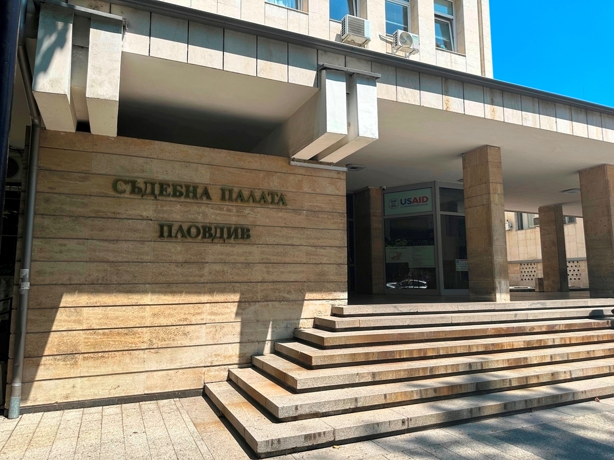 Пловдивският съд глоби адвокат, пропуснал дело за източване на 7 бона от чужда карта