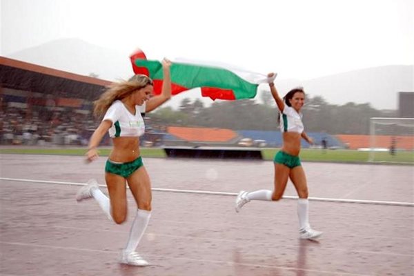 Момичетата, които подгряваха публиката в Сливен, направиха шоу с почетна обиколка под проливния дъжд.
