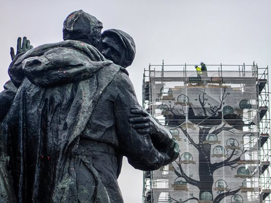 Демонтажът на фигурите започна на 12 декември и приключи още на 19 декември. 

СНИМКА: ЮЛИАН САВЧЕВ