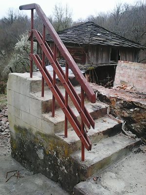 Изпепелената до основи къща, от която е останало само стълбището, а на заден план старата стопанска постройка, изгоряла миналата нощ. Снимка: Личен архив