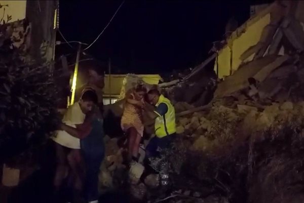 Хора се измъкват изпод срутена къща на остров Иския.