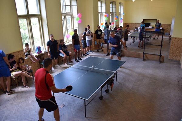 В деня на откриването на залата Пламен организира турнир по  тенис на маса.
