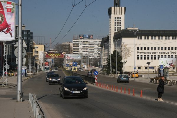 Двете платна по бул. "Цар Борис Трети" пред панаира ще бъдат преасфалтирани нощем.