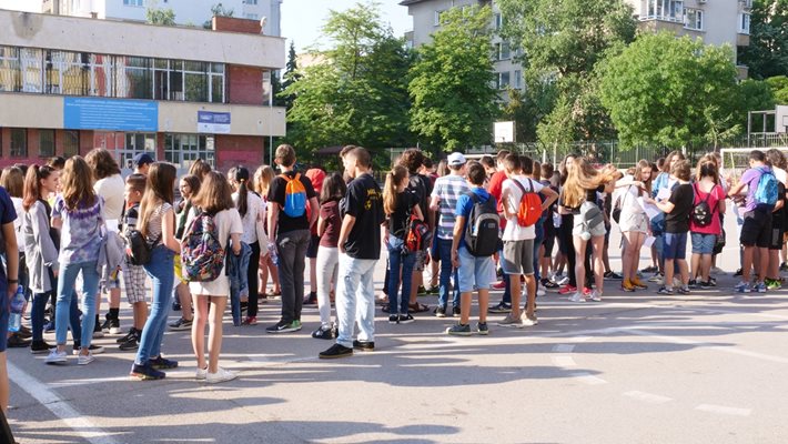 Седмокласници чакат да влязат в училище, за да положат зрелостния изпит. СНИМКА: ЙОРДАН СИМЕОНОВ