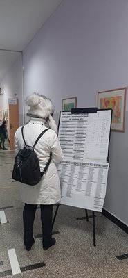 Избирателка преглежда номерата на бюлетините. Снимка:Авторът